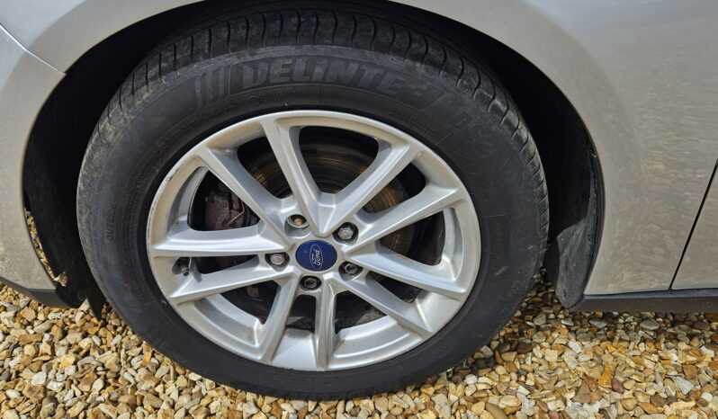 Ford Focus 1.5 TDCi Zetec Euro 6 (s/s) 5dr, 2015 model full
